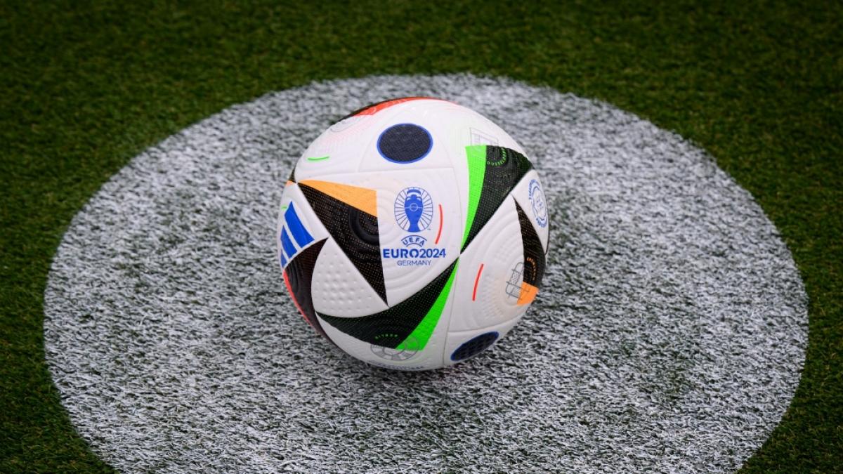 Der EM-Spielball f&uuml;r die UEFA EURO 2024 liegt auf dem Rasen. (Foto)