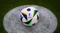 Der EM-Spielball für die UEFA EURO 2024 liegt auf dem Rasen.