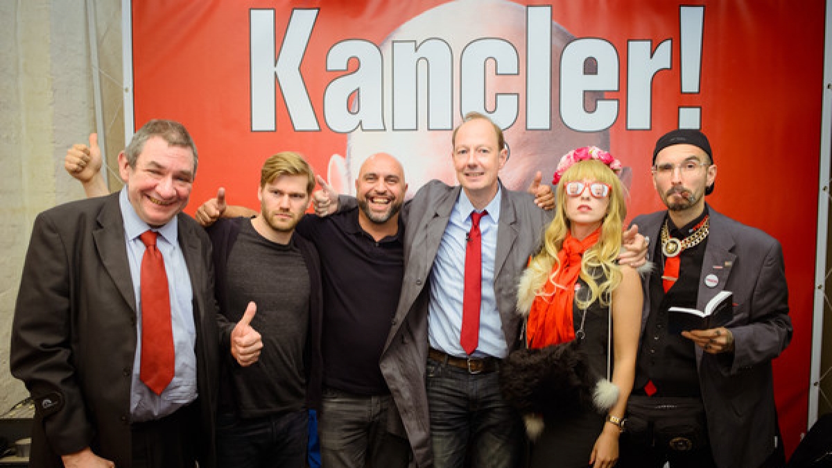 "Die PARTEI": Wolfgang Wendland (l-r), Shahak Shapira, Serdar Somuncu, Martin Sonneborn, Natascha und Mark Benecke. (Foto)