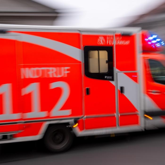 Mann (20) bei Umzug von Karnevalswagen überrollt