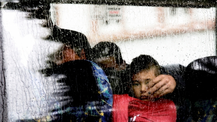 Auf der Suche nach Schutz: Bei strömendem Regen trifft ein Bus mit Flüchtlingen in Darmstadt (Hessen) ein.