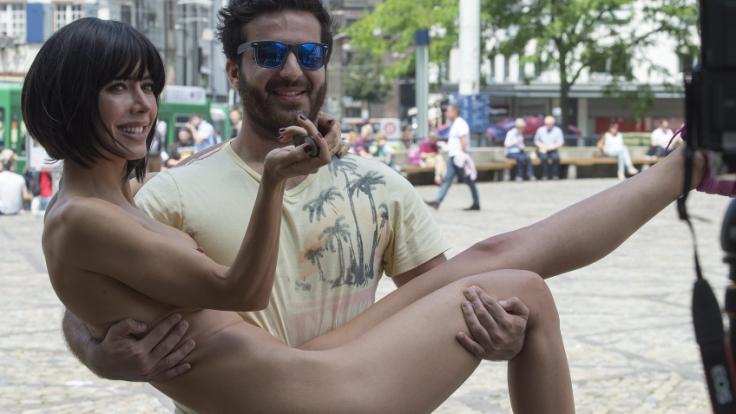 Nacktkünstlerin Milo Moiré versext das Netz mit einem Nacktkalender. Auf Instagram postet die Performance-Artistin ein Making-of.
