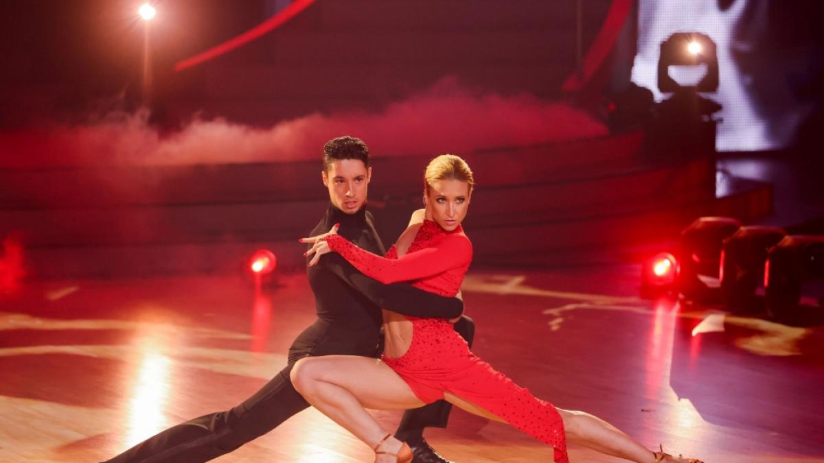 Ren&eacute; Casselly tanzt mit Kathrin Menzinger einen Tango bei "Let's Dance". (Foto)