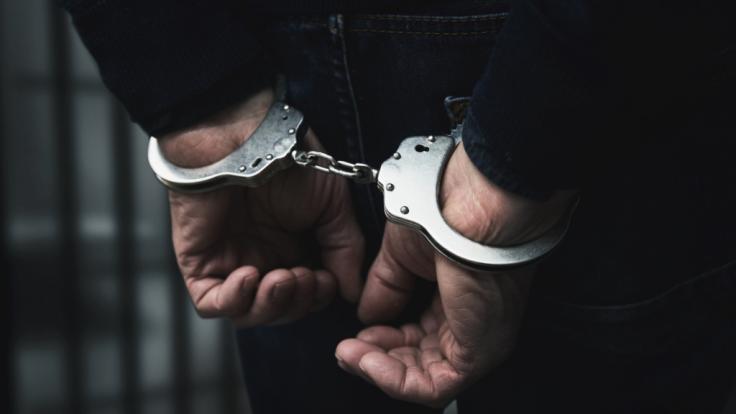 Weil er die Leiche einer Frau in seiner Wohnung verwesen ließ, statt sie bestatten zu lassen, wurde ein Mann in England verhaftet.