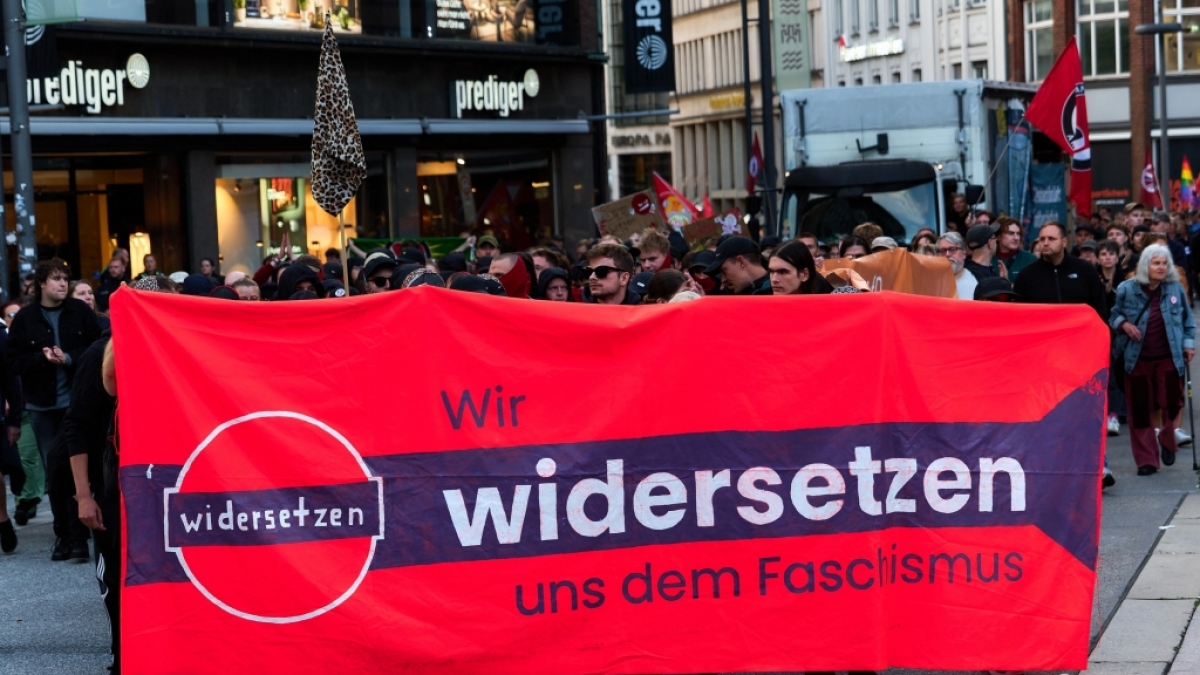 Menschen demonstrieren bei einer Kundgebung des Hamburger B&uuml;ndnisses gegen Rechts anl&auml;sslich der Landtagswahl in Sachsen-Anhalt gegen die AfD und den gesellschaftlichen Rechtsruck. (Foto)