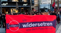 Menschen demonstrieren bei einer Kundgebung des Hamburger Bündnisses gegen Rechts anlässlich der Landtagswahl in Sachsen-Anhalt gegen die AfD und den gesellschaftlichen Rechtsruck.