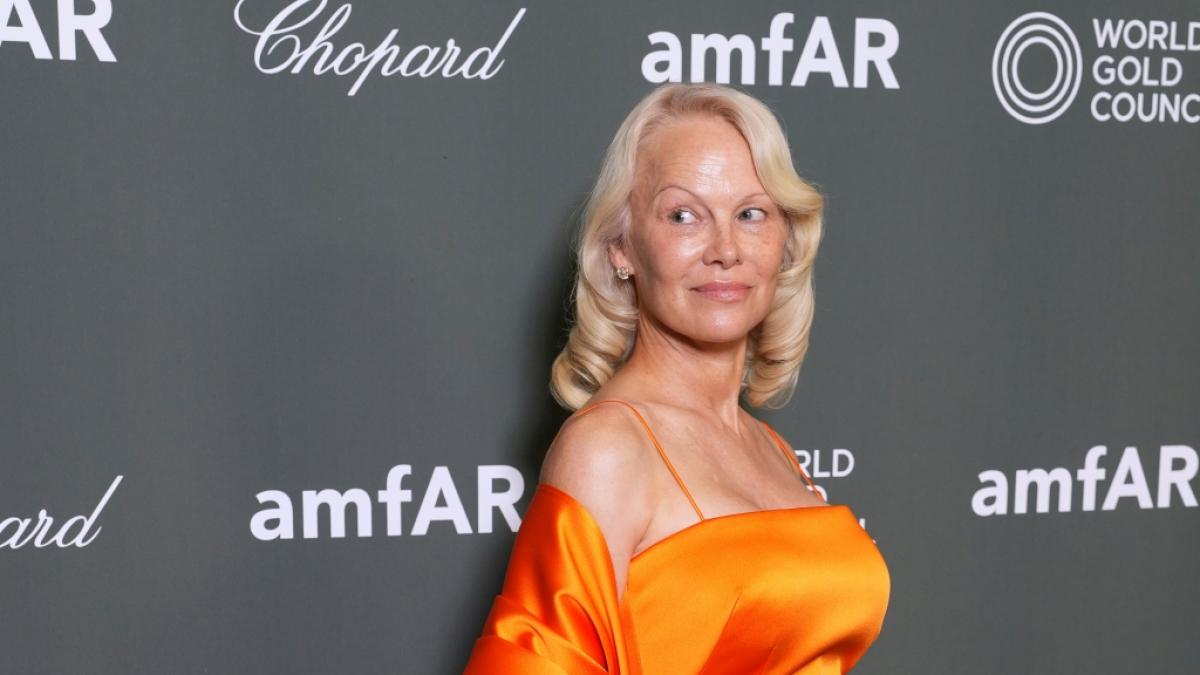 Pamela&nbsp;Anderson strahlt bei der amfAR Gala in Venedig &ndash; ganz ohne Make-up und in leuchtendem Orange. (Foto)