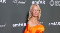 Pamela Anderson strahlt bei der amfAR Gala in Venedig – ganz ohne Make-up und in leuchtendem Orange.