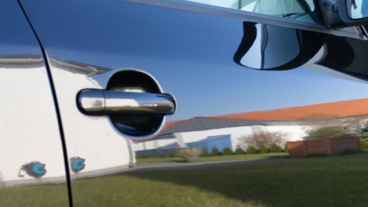 Die Oberflächen sind blitzsauber, die Umgebung spiegelt sich in der Tür.