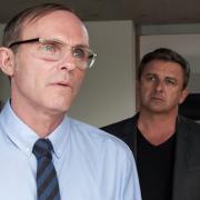 Martin Gruber (Hans Sigl, r.) bittet Sebastian Lechner (Dirk Martens, l.), Katja zu operieren, doch der lehnt ab.