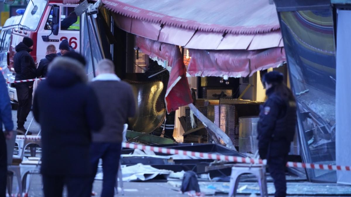 Russische Ermittler und Polizisten stehen am Tatort nach einer Explosion in einem Caf&eacute;. (Foto)