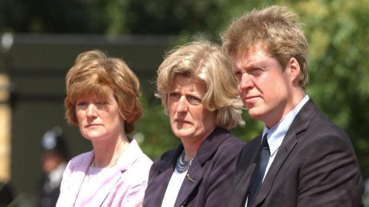 Lady Di's Geschwister, Lady Sarah McCorquodale, Lady Jane Fellowes und Earl Spencer, besuchen gemeinsam die Einweihung des Diana-Brunnens im Londoner Hyde Park im Jahr 2004. (Foto)
