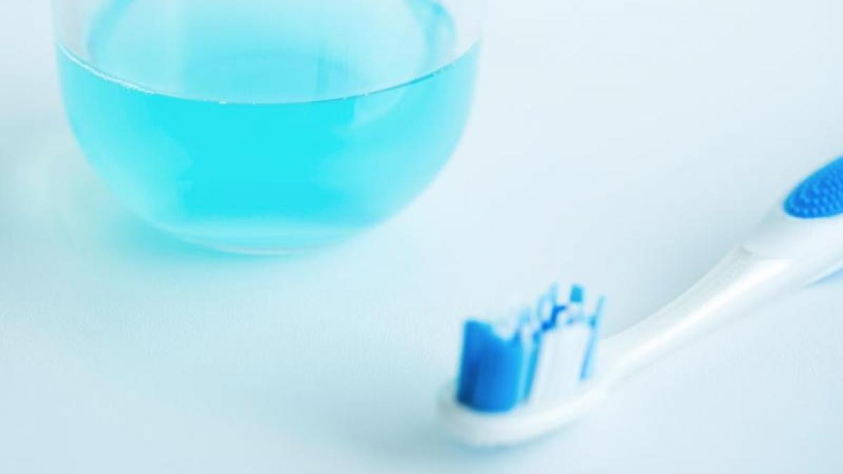 Stiftung Warentest hat Mundsp&uuml;lungen getestet. Nicht jedes Produkt schnitt gut ab. (Foto)