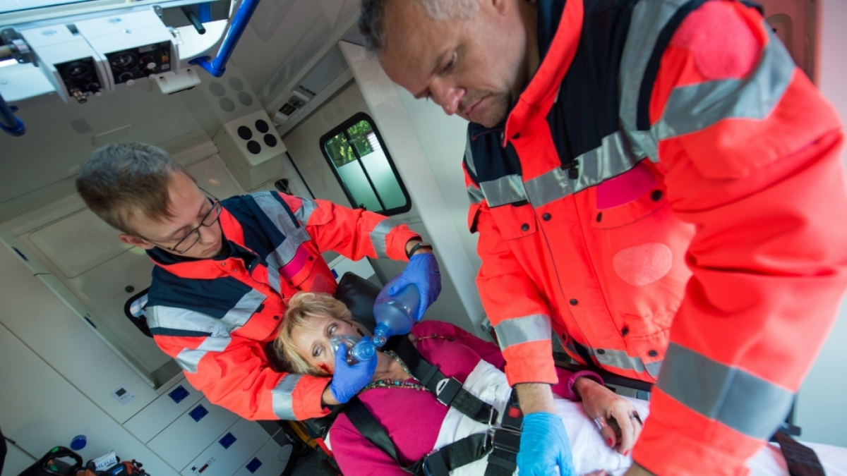 Nach Gabys (Anna Schudt) Sturz im Bad wird sie vom Notarzt (Armin Schmitt, l.) versorgt. (Foto)