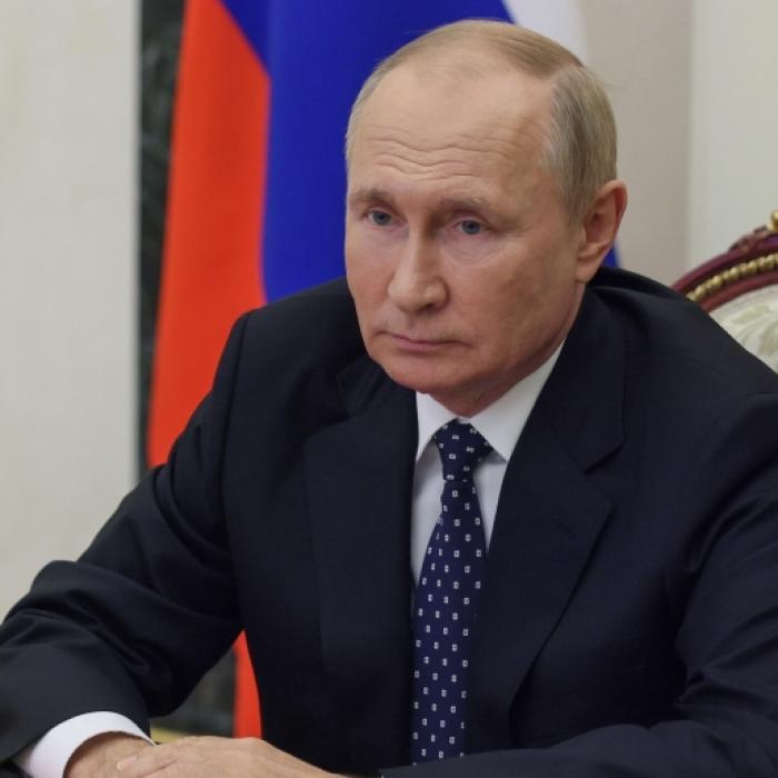 Mega-Explosion bis ins All! Hier geht Putins Militärausrüstung in Flammen auf