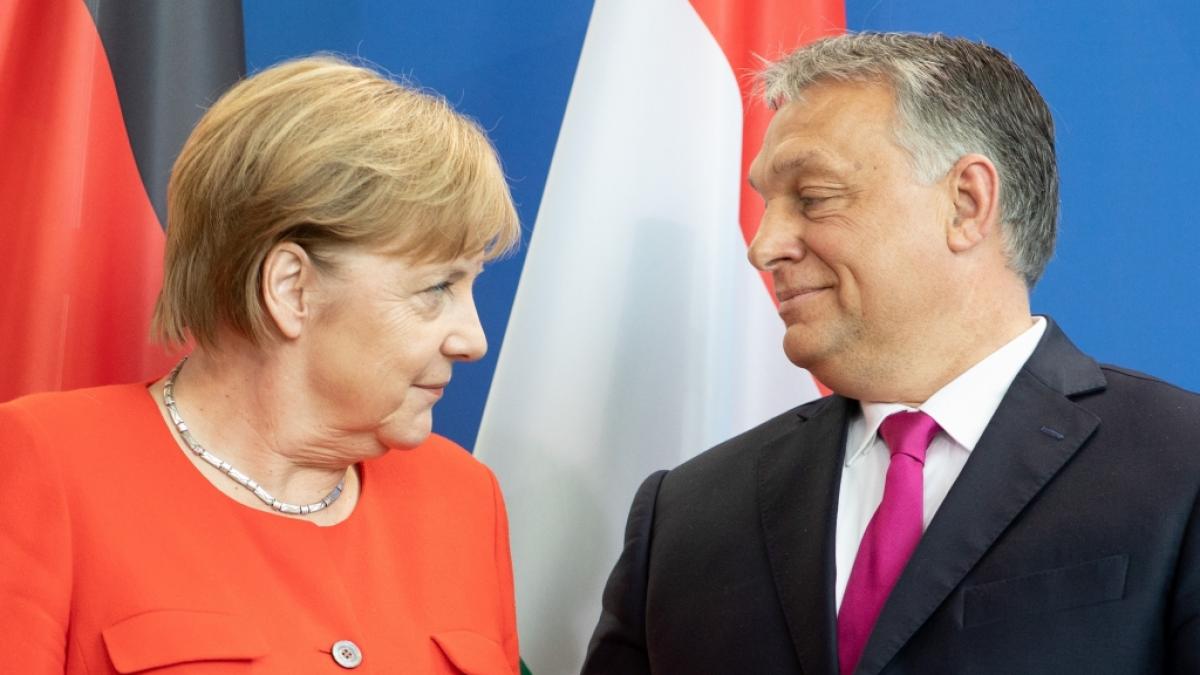 Ex-Bundeskanzlerin Angela Merkel und Ungarns Ministerpr&auml;sident Victor Orban im Jahr 2018 (Foto)