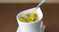 Die Frage, ob erst die Brühe oder erst Mayo da war, wird hiermit beantwortet: Schon das erste Rezept für einen Kartoffelsalat beinhaltet weder Brühe noch Mayo, sondern Öl. Brühe kam etwas später, Mayo kam erst im 20. Jahrhundert auf - schmeckt trotzdem al