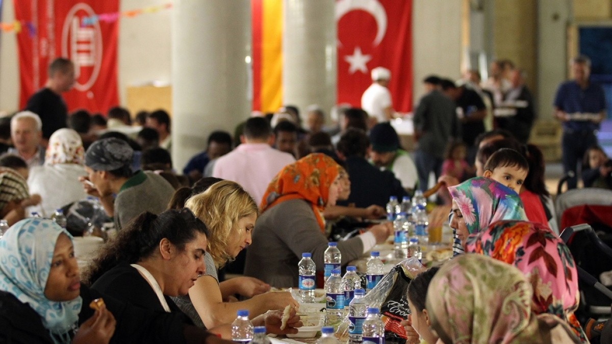W&auml;hrend des Ramadan treffen sich gl&auml;ubige Muslime nach Sonnenuntergang zum gemeinsamen Fastenbrechen Iftar. (Foto)