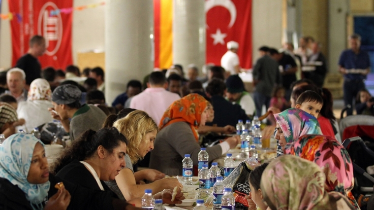 Fastenbrechen Zum Ramadan 16 Joachim Gauck Beim Iftar Essen In Berlin Bedeutung Des Id Al Fitr News De