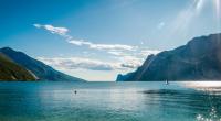 Ein deutscher Tourist ist auf tragische Weise beim Schwimmen im Gardasee ertrunken (Symbolbild).
