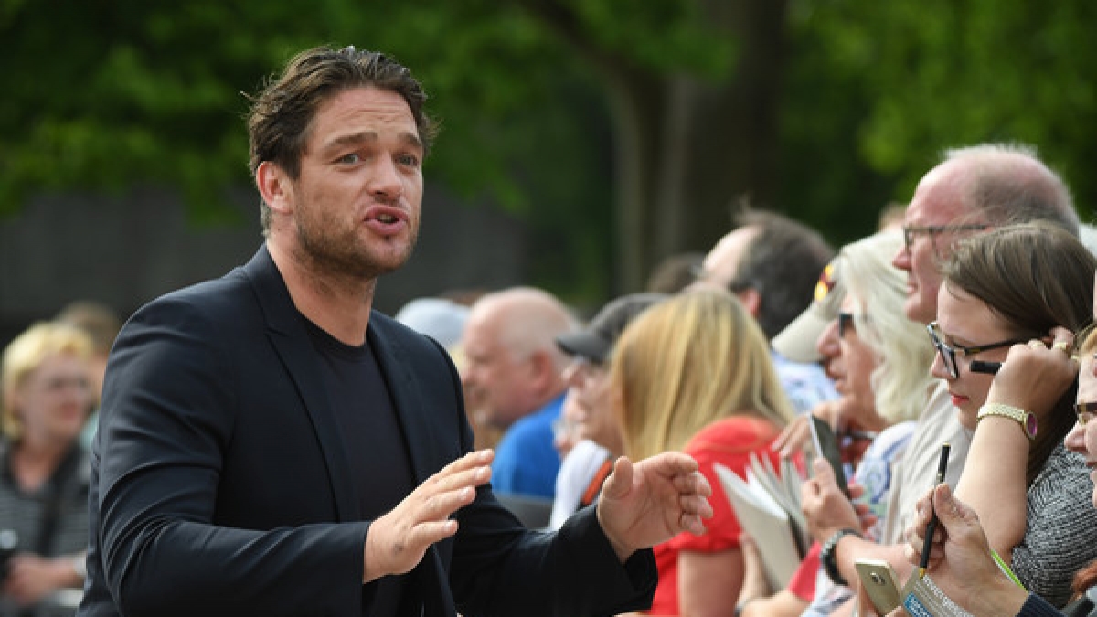 Schauspieler Ronald Zehrfeld kann sich vor begeisterten Fans kaum retten. (Foto)