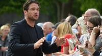 Schauspieler Ronald Zehrfeld kann sich vor begeisterten Fans kaum retten.