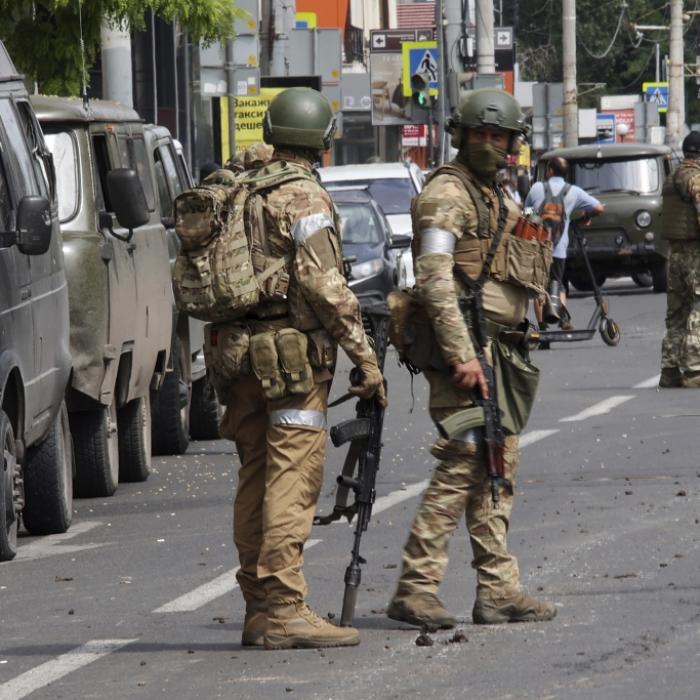 So werden notgeile russische Soldaten in die Sex-Falle gelockt