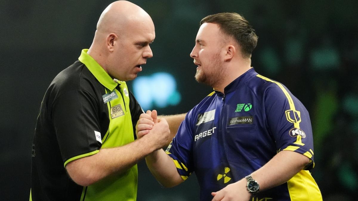 Nach seiner Niederlage im Finale der Darts-WM 2025 hat Michael van Gerwen (li.) ein H&uuml;hnchen mit dem frischgebackenen Weltmeister Luke Littler (re.) zu rupfen. (Foto)