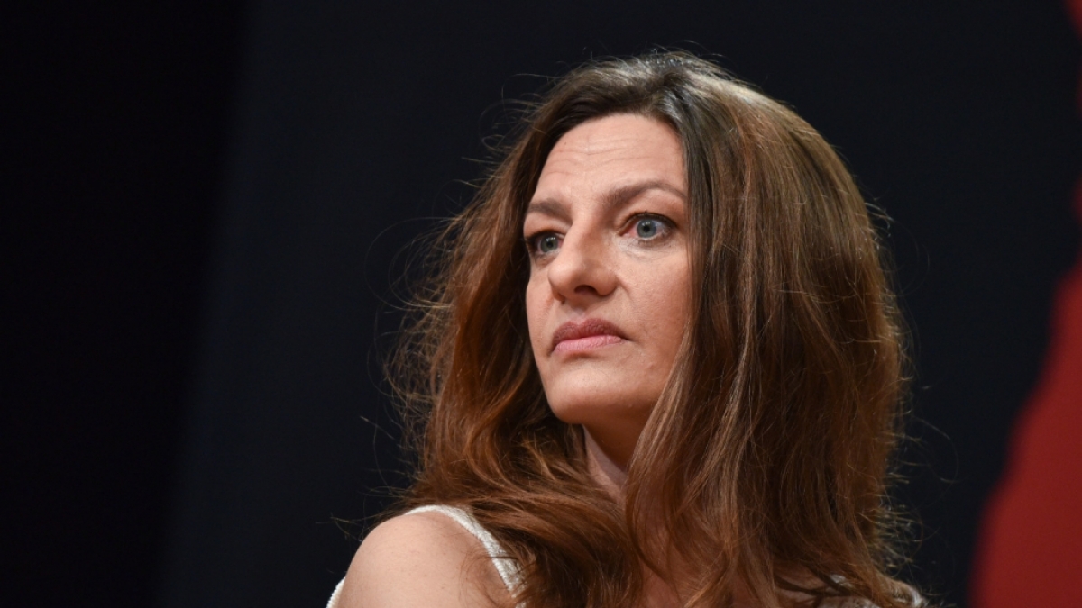 Catrin Striebeck auf der B&uuml;hne bei der Vorstellung des Ensembles f&uuml;r die Nibelungen-Festspiele 2015. (Foto)