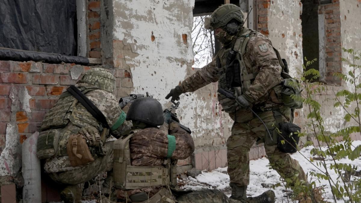 Ukrainische Soldaten trainieren auf einem &Uuml;bungsplatz in Charkiw. Werden sie bald von Nato-Bodentruppen unterst&uuml;tzt? (Foto)
