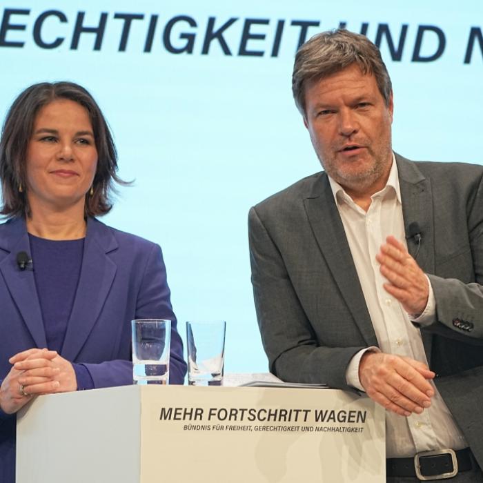 Bricht die Bonus-Affäre Baerbock, Habeck und Co. das Genick?