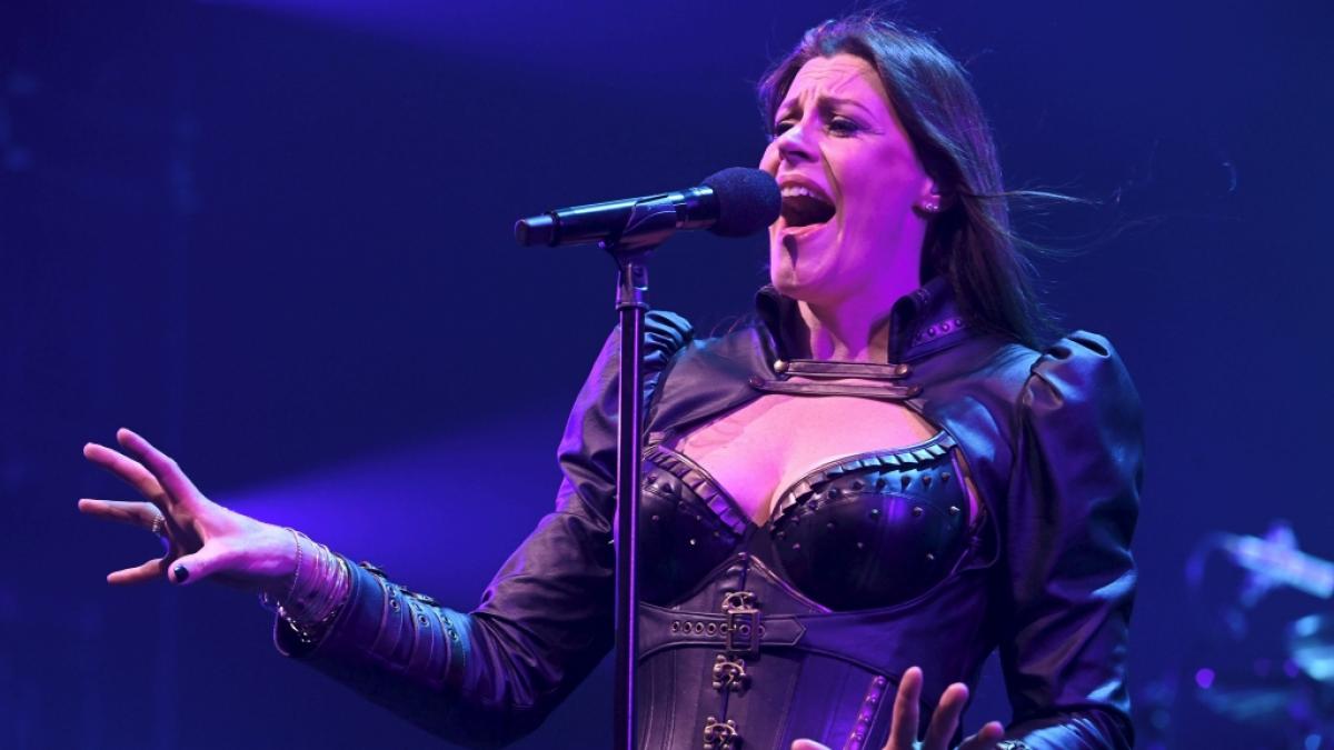 Die schwangere "Nightwish"-S&auml;ngerin Floor Jansen musste nach einem Zusammenbruch schweren Herzens mehrere Konzerte absagen. (Foto)
