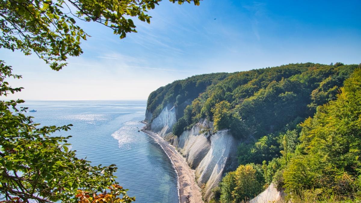 Nahe R&uuml;gen krachte am Samstag eine Wasserhose &uuml;ber die Ostsee. (Foto)