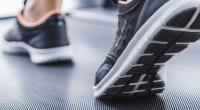 Ein Kleinkind wurde unter ein Laufband gezogen.