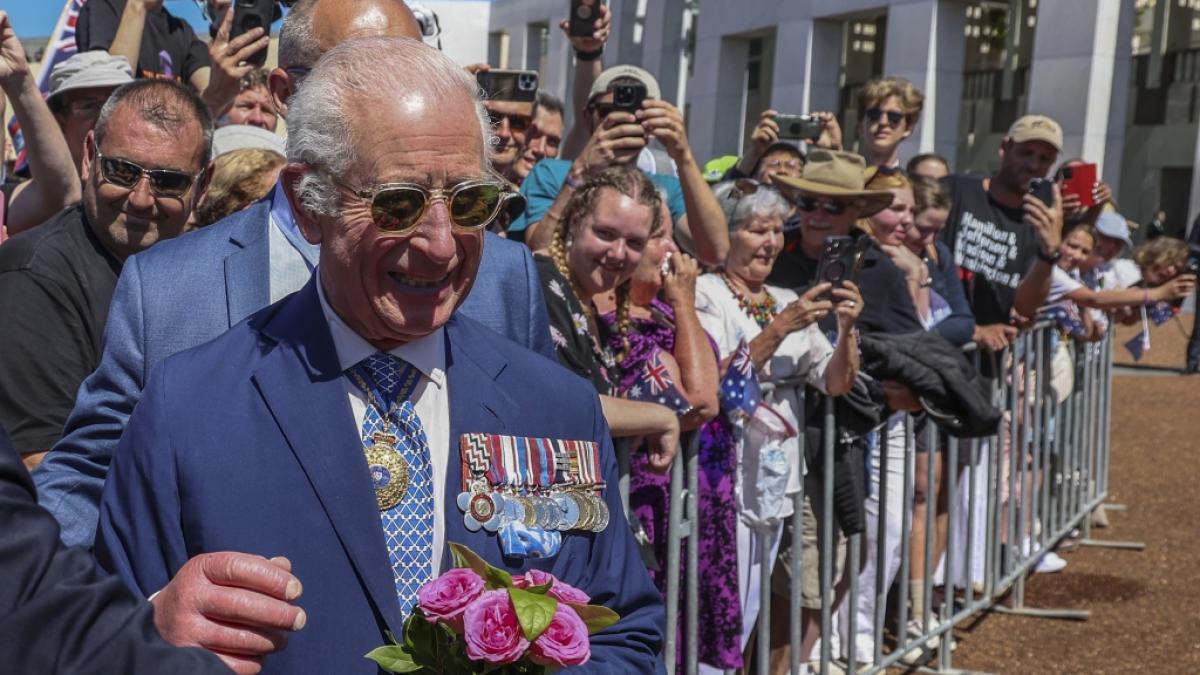 Als K&ouml;nig Charles III. in Canberra von Schaulustigen umringt wurde, waren seine geschwollenen Finger nicht zu &uuml;bersehen. (Foto)