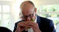 Friedrich Merz verspeiste bei seinem Wahlkampfauftritt in Kühlungsborn ein Fischbrötchen. Im Ostseebad wurde der Kanzler mit Pfiffen und Rücktrittsforderungen empfangen.