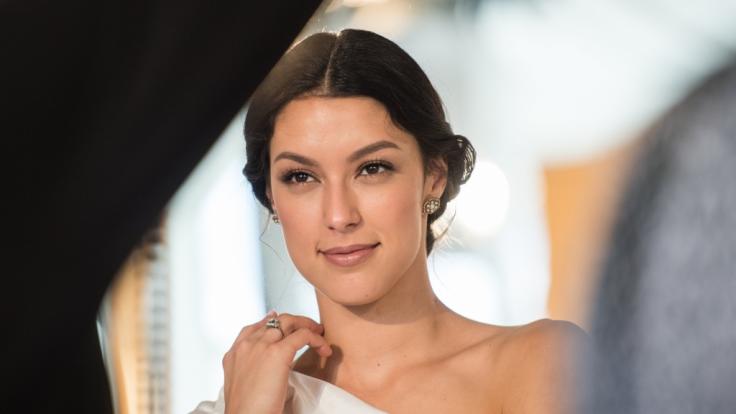 Model Rebecca Mir legte beim Wiener Opernball einen unvergesslichen Auftritt hin.