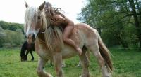 Eins sein mit Pferd und Wiese: Für die Nacktreiter geht das am besten ohne Klamotten.