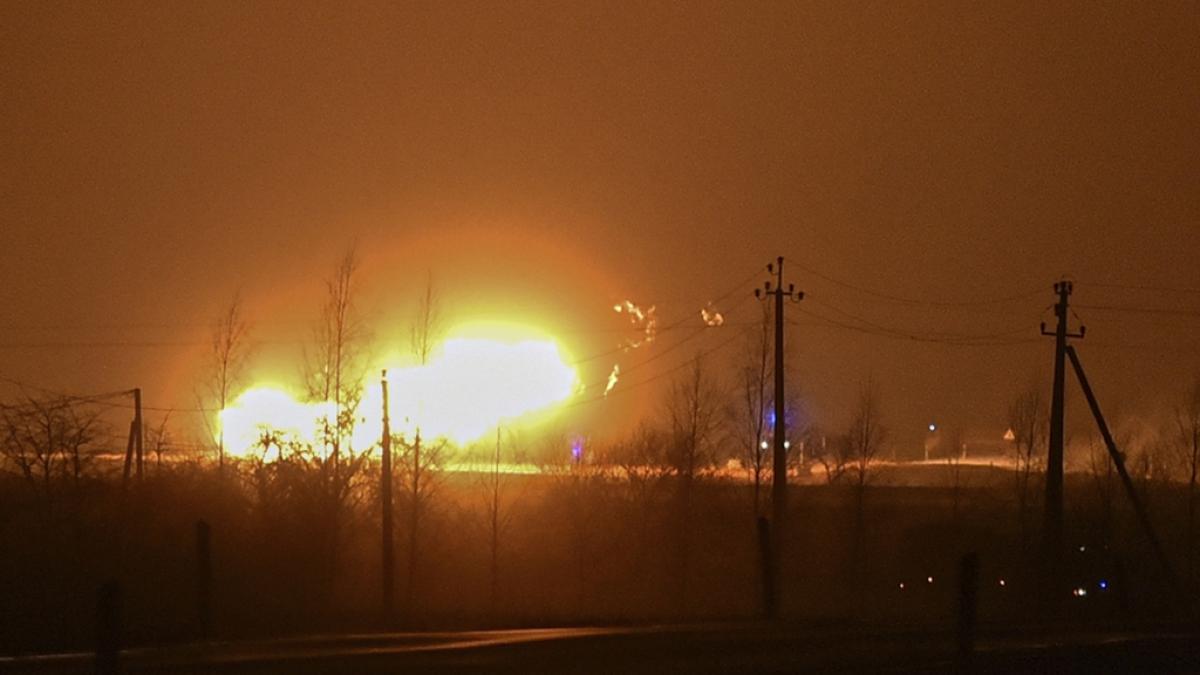 Nach einer Explosion an einer Gaspipeline in der N&auml;he von Pasvalys stiegen gigantische Flammen auf. (Foto)
