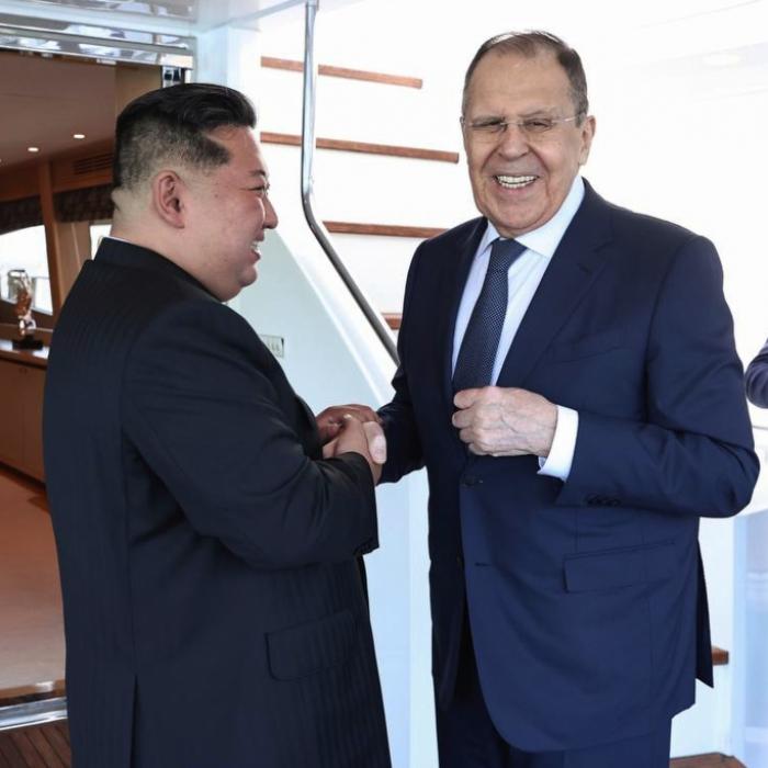 Bizarre Begrüßung mit Kim Jong Un: Hier qualmt die Kriegs-Elite