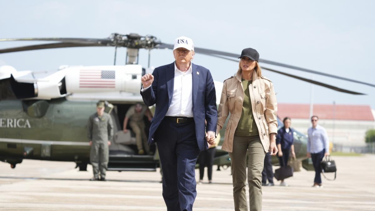 Melania und Donald Trump Hand in Hand auf dem&nbsp;auf dem Luftwaffenst&uuml;tzpunkt Kelly Field in San Antonio, Texas. (Foto)