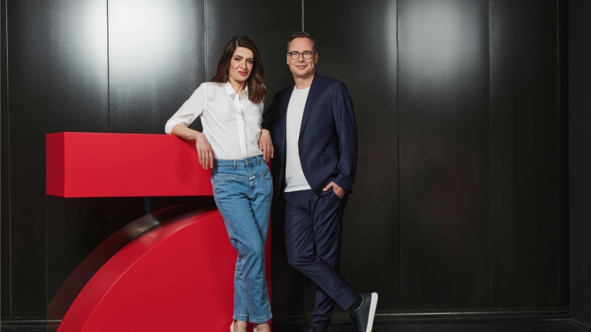 Linda Zervakis und Matthias Opdenh&ouml;vel freuen sich auf ihre neue Show. (Foto)