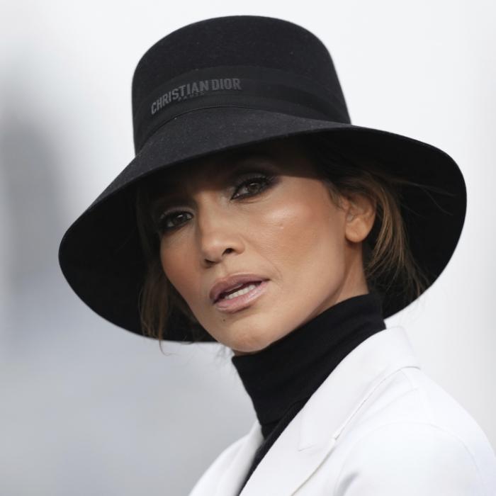 Im Minikleid samt Mega-Ausschnitt geht J.Lo volles Risiko