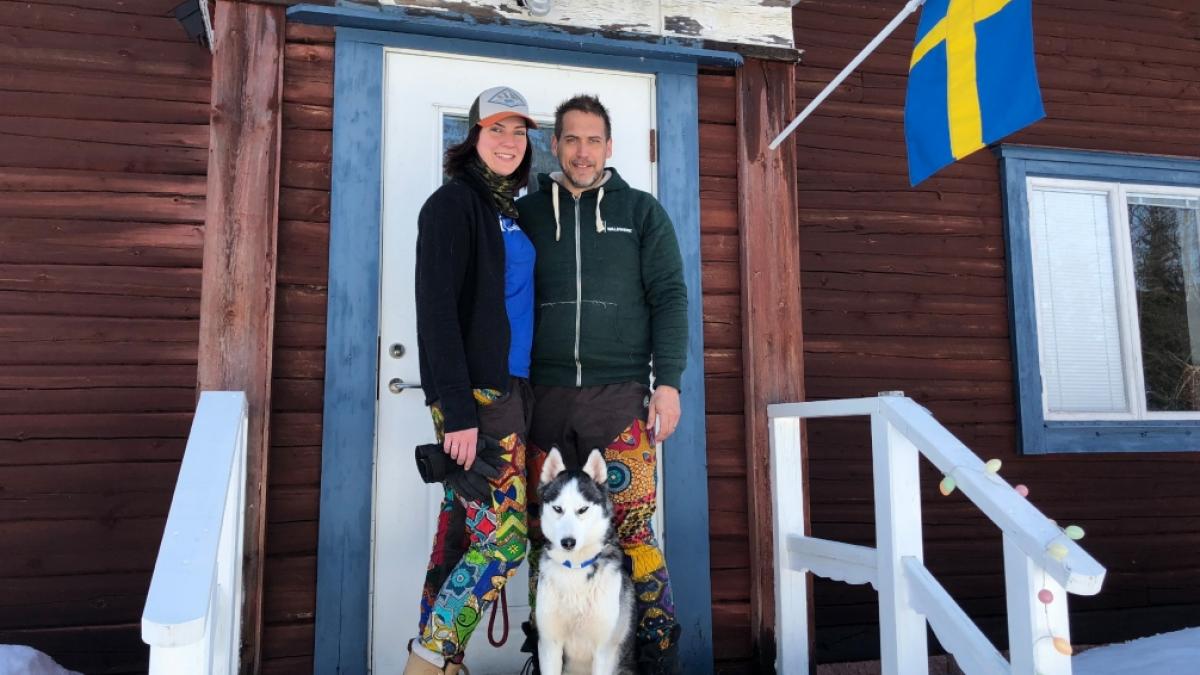 Vor der Kamera wirkten Julia und ihr Verlobter Sven H. wie das perfekte Paar. (Foto)