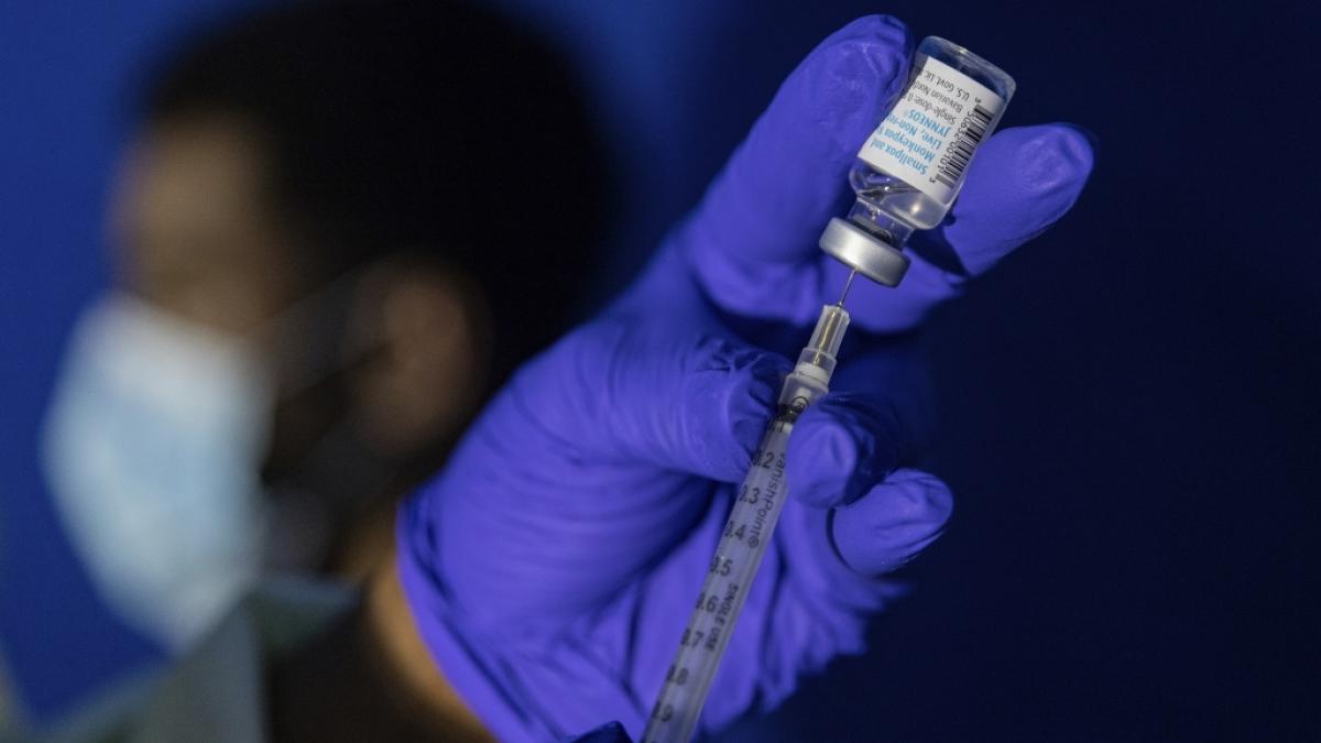 Eine Krankenschwester bereitet eine Spritze mit Mpox-Impfstoff vor. Die Schutzimpfung reduziert das Risiko eines Krankheitsausbruchs oder mildert den Verlauf der Krankheit. (Foto)