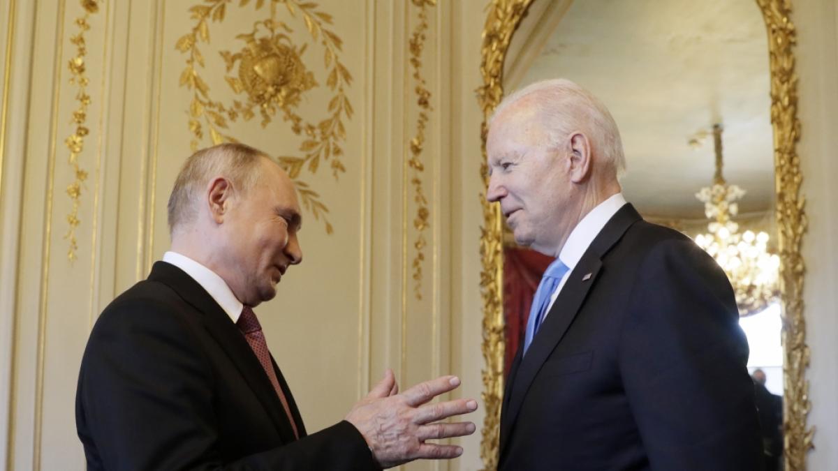 Vor dem Ukraine-Krieg soll ein Telefonat zwischen Wladimir Putin (l.) und Joe Biden (r.) eskaliert sein. (Foto)