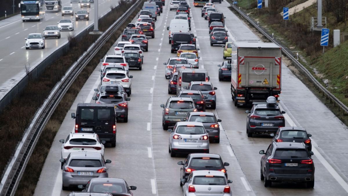 Auf deutschen Autobahnen wie hier auf der A8 in Richtung M&uuml;nchen kann es rund um die Weihnachtsfeiertage wieder zu Staus kommen. (Foto)
