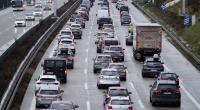 Auf deutschen Autobahnen wie hier auf der A8 in Richtung München kann es rund um die Weihnachtsfeiertage wieder zu Staus kommen.