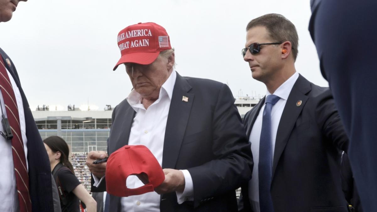 Donald Trump (l.) droht eine Verurteilung im Schweigegeld-Prozess. (Foto)