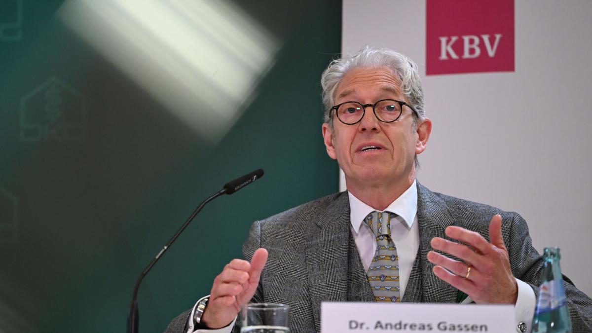 Kassenpatienten m&uuml;ssen sich nach Einsch&auml;tzung der Kassen&auml;rztlichen Bundesvereinigung (KBV) ab dem kommenden Jahr auf deutlich l&auml;ngere Wartezeiten bei der Arztterminvergabe einstellen - f&uuml;r KBV-Chef Andreas Gassen ein Unding. (Foto)